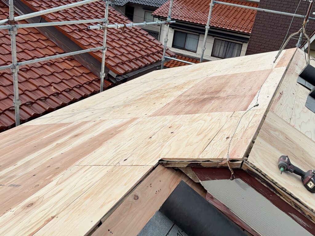 仕上げ材だけでなく、その下にある下地を整えることで、新しい屋根を施工するための面をつくります。